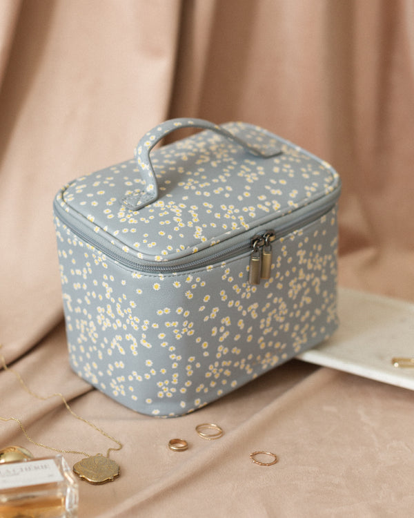 <span data-behavior="variable-product_title" data-variant_id='46051086598389'>Madeleine Vegan Leather Beauty Bag - Outlet
</span>