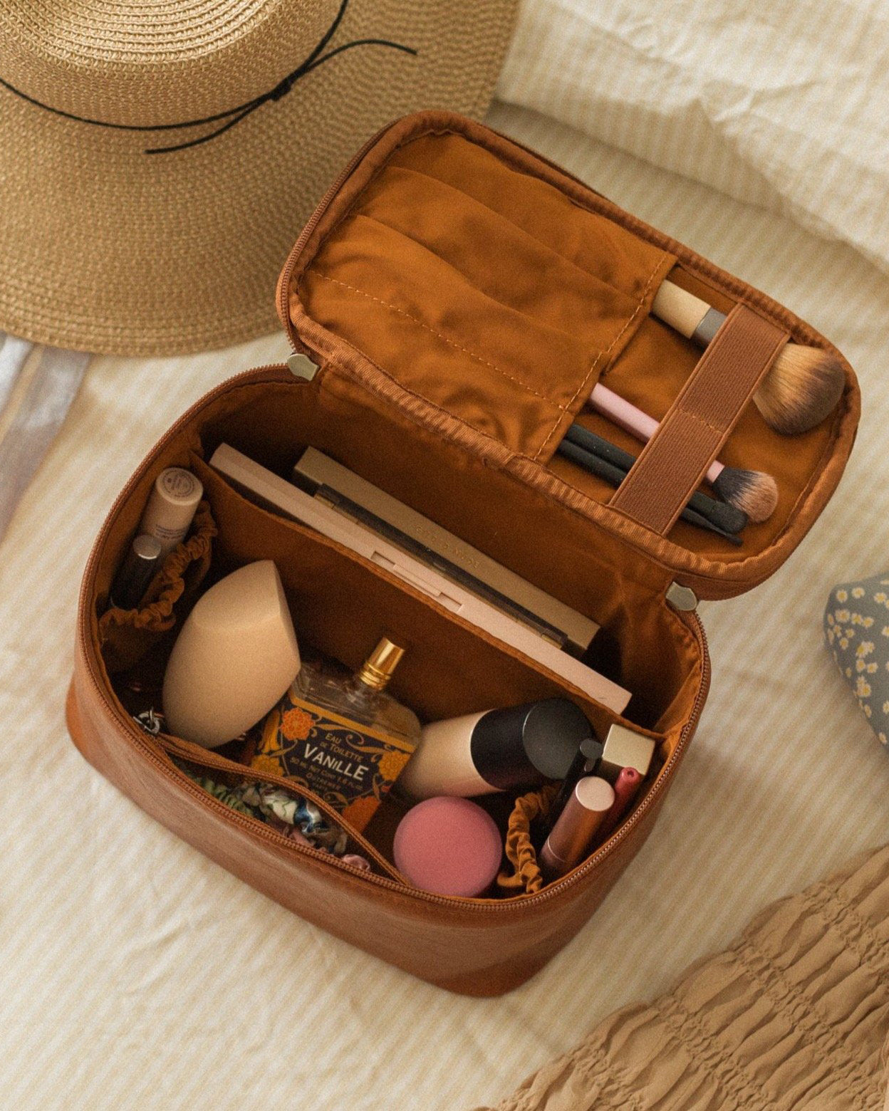 Madeleine Vegan Leather Beauty Bag – AZARIA